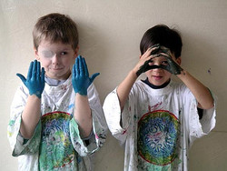Kinder beim Malen