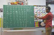 Abdi Demera erklärt den Teilnehmenden die amharischen Schrift.